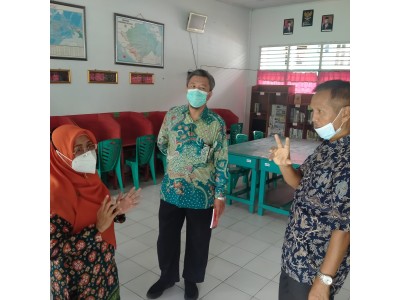 FOTO KEGIATAN VISITASI SARANA PERPUSTAKAAN SEKOLAH