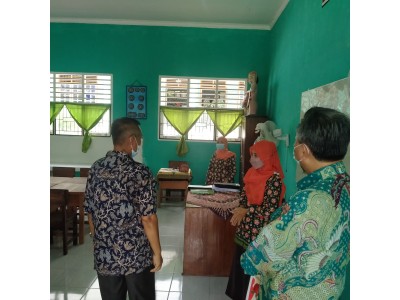 FOTO KEGIATAN VISITASI SARANA LABORATURIUM SEKOLAH